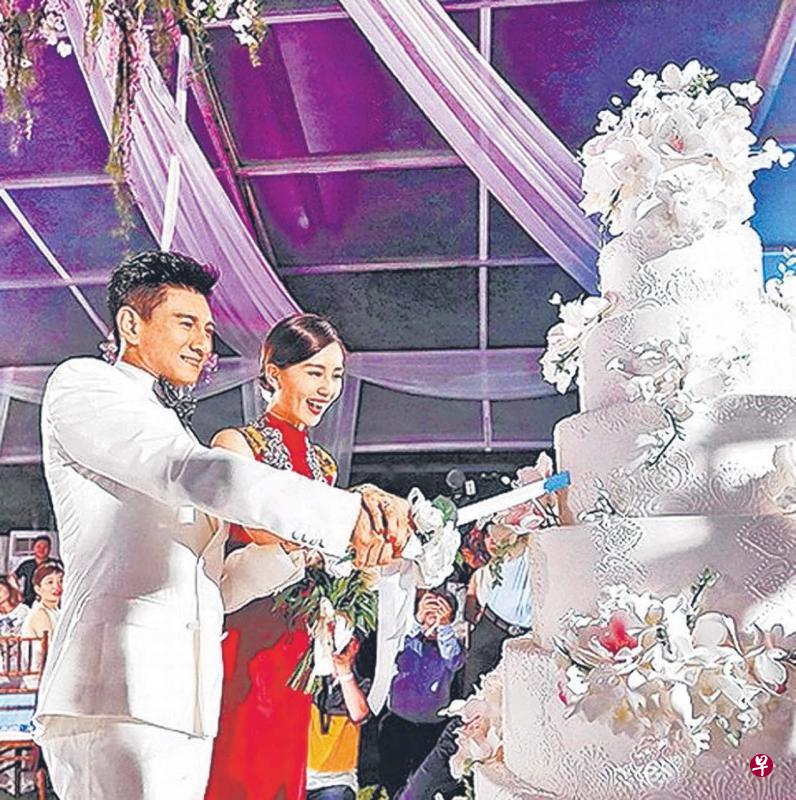 吴奇隆(左)和刘诗诗在晚宴上切蛋糕,两人婚礼后会留在峇厘岛度蜜月“做人”。(网络图) 吴奇隆(左)和刘诗诗在晚宴上切蛋糕,两人婚礼后会留在峇厘岛度蜜月“做人”。(网络图)