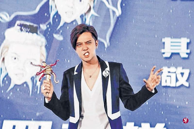 小猪拿造型麦克风,搞笑学“八爪鱼”表情及动作。 小猪拿造型麦克风,搞笑学“八爪鱼”表情及动作。