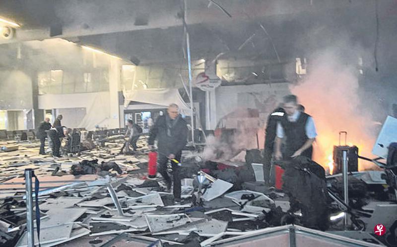 布鲁塞尔扎芬特姆机场周二发生连环炸弹袭击,强大的炸弹威力将机场离境大厅顶上的构件炸得掉满地。(英国《电讯报》) 布鲁塞尔扎芬特姆机场周二发生连环炸弹袭击,强大的炸弹威力将机场离境大厅顶上的构件炸得掉满地。(英国《电讯报》)