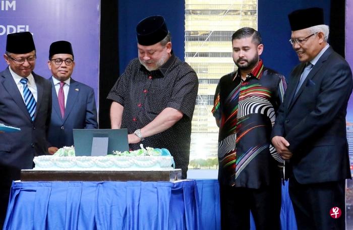 柔佛州苏丹依布拉欣(中)今天出席一项活动时,大会准备了生日蛋糕为他庆生。陪同他一起主持切蛋糕仪式还有柔州王储依斯迈(右二)。(东方日报) 柔佛州苏丹依布拉欣(中)今天出席一项活动时,大会准备了生日蛋糕为他庆生。陪同他一起主持切蛋糕仪式还有柔州王储依斯迈(右二)。(东方日报)