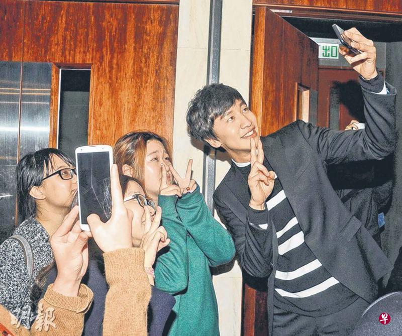 韩星李光洙到哪里都被“集邮”。(明报图) 韩星李光洙到哪里都被“集邮”。(明报图)