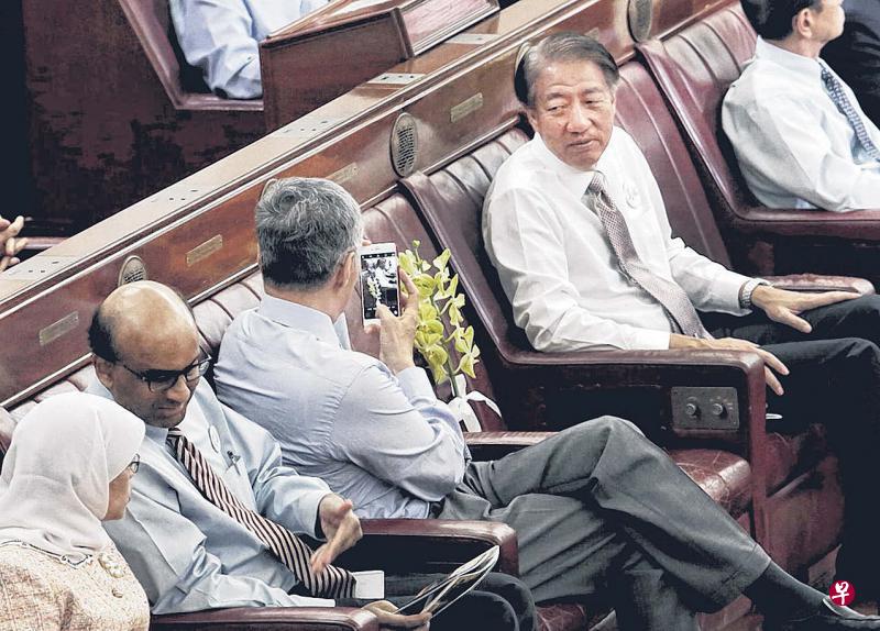 李显龙总理和副总理张志贤的座位之间空出一个位子,摆放一束“李光耀蜻蜓万代兰”,象征已故建国总理李光耀的精神永在。(陈渊庄摄) 李显龙总理和副总理张志贤的座位之间空出一个位子,摆放一束“李光耀蜻蜓万代兰”,象征已故建国总理李光耀的精神永在。(陈渊庄摄)