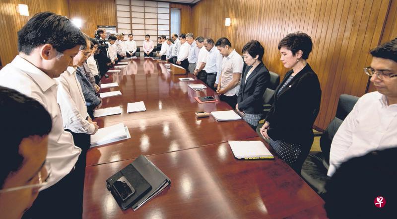 李显龙总理(右七)在内阁开会前,率领内阁部长和担任政治职务者默哀一分钟,追思辞世一年的建国总理李光耀。(通讯及新闻部提供) 李显龙总理(右七)在内阁开会前,率领内阁部长和担任政治职务者默哀一分钟,追思辞世一年的建国总理李光耀。(通讯及新闻部提供)