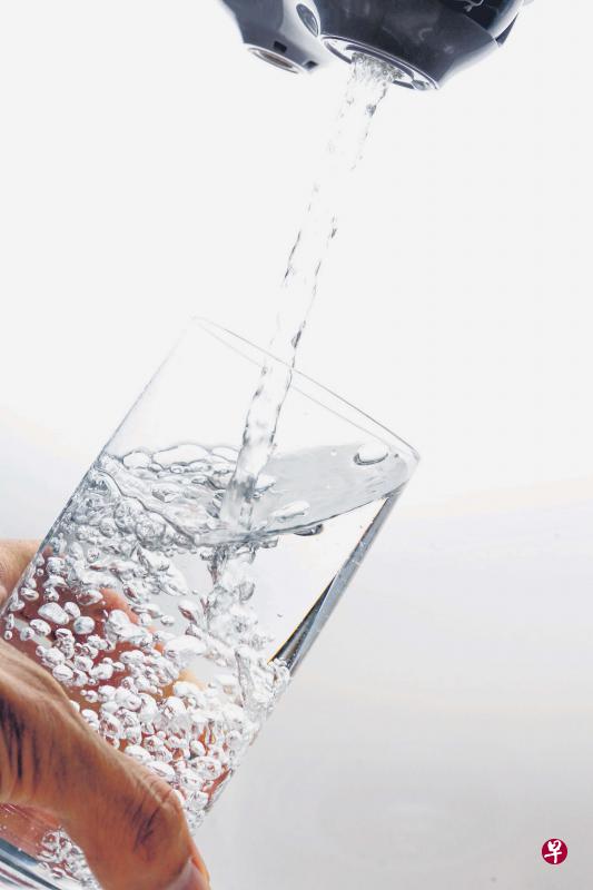 水是人体七大营养素之首。 水是人体七大营养素之首。