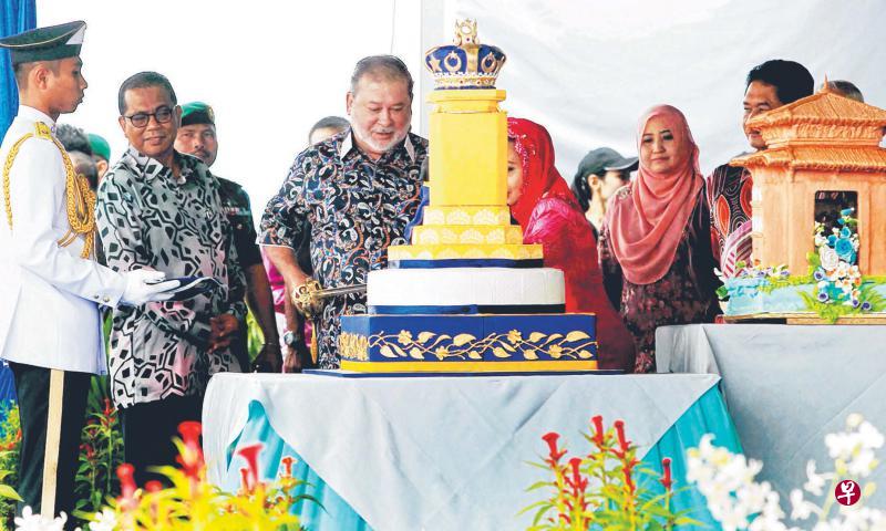 柔佛苏丹依布拉欣(左三)昨天出席“与民茶会”活动,和民众一起切蛋糕庆生。左二为柔佛州务大臣莫哈末卡立诺丁。(东方日报) 柔佛苏丹依布拉欣(左三)昨天出席“与民茶会”活动,和民众一起切蛋糕庆生。左二为柔佛州务大臣莫哈末卡立诺丁。(东方日报)