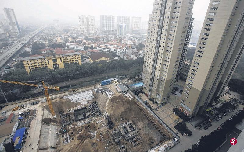 在越南首都河内一新镇,公寓楼盘处处可见。房市法律限制放宽和经济起飞,越南海外侨民纷纷汇钱回乡置产,刺激房市兴旺。(路透社) 在越南首都河内一新镇,公寓楼盘处处可见。房市法律限制放宽和经济起飞,越南海外侨民纷纷汇钱回乡置产,刺激房市兴旺。(路透社)