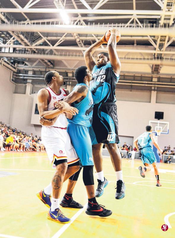 腾飞之狮今天必须严密钉防猛龙中锋约翰逊(右)。(档案照片) 腾飞之狮今天必须严密钉防猛龙中锋约翰逊(右)。(档案照片)