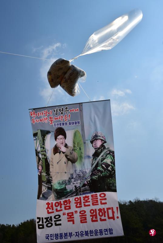 韩国活跃分子利用气球,向朝鲜境内发送数万份反平壤传单。(法新社) 韩国活跃分子利用气球,向朝鲜境内发送数万份反平壤传单。(法新社)