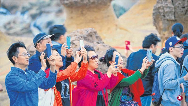 ▲台湾野柳地质公园的蕈状石“女王头”名闻遐迩,到此一游的大陆旅客无不猛拍留念。(新华网) ▲台湾野柳地质公园的蕈状石“女王头”名闻遐迩,到此一游的大陆旅客无不猛拍留念。(新华网)