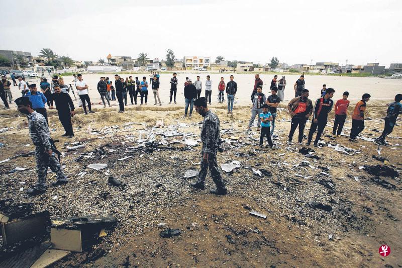 在巴格达南部的伊斯坎迪亚,发生爆炸的足球场一片狼藉,当地安全官员过后在现场搜寻证据。(法新社) 在巴格达南部的伊斯坎迪亚,发生爆炸的足球场一片狼藉,当地安全官员过后在现场搜寻证据。(法新社)