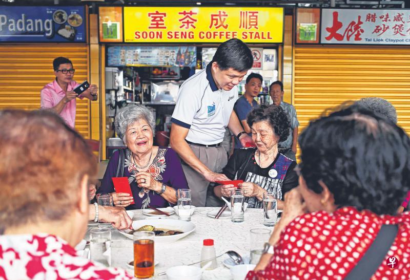亚历山大村商联会以宴请年长者的方式,追思已故建国总理李光耀。总理公署部长陈振声应邀出席活动,为年长者分派红包。(叶振忠摄) 亚历山大村商联会以宴请年长者的方式,追思已故建国总理李光耀。总理公署部长陈振声应邀出席活动,为年长者分派红包。(叶振忠摄)