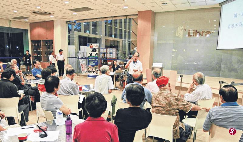 →“德士师傅与好友读书会”目前有70名成员,除定期聚会,还为公众主办免费导读会。 →“德士师傅与好友读书会”目前有70名成员,除定期聚会,还为公众主办免费导读会。