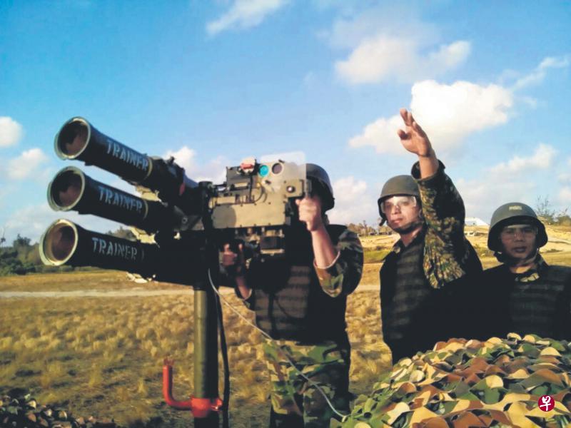 马国陆军人员侦测到目标后,正瞄准并准备发射地对空导弹。(马国陆军提供) 马国陆军人员侦测到目标后,正瞄准并准备发射地对空导弹。(马国陆军提供)