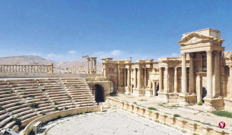 叙利亚军重夺巴尔米拉古城后,欣然发现著名剧场遗址仍完好地屹立着。(法新社) 叙利亚军重夺巴尔米拉古城后,欣然发现著名剧场遗址仍完好地屹立着。(法新社)