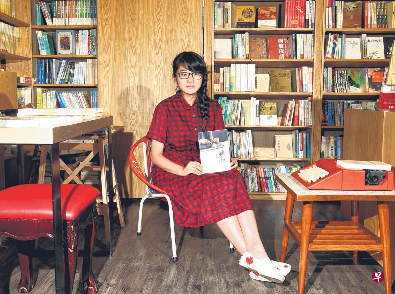 陈芷婷出版《痕上月光》,除了收录她在《字食族》的专栏文章,还有生活随笔及去年获得大专文学奖二奖的小说。 陈芷婷出版《痕上月光》,除了收录她在《字食族》的专栏文章,还有生活随笔及去年获得大专文学奖二奖的小说。