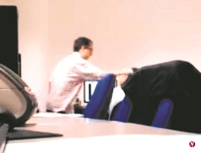 “虎上司”李耀南辱骂和掌掴下属陈明福,过程被公司一名实习生暗中拍下放上网。(档案照) “虎上司”李耀南辱骂和掌掴下属陈明福,过程被公司一名实习生暗中拍下放上网。(档案照)