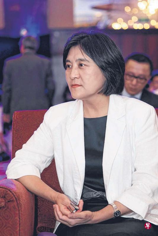 继爷爷乌兰夫、父亲布赫之后,前天出任内蒙古自治区代主席的布小林成为家族中第三位“内蒙王”。 (中新社) 继爷爷乌兰夫、父亲布赫之后,前天出任内蒙古自治区代主席的布小林成为家族中第三位“内蒙王”。 (中新社)