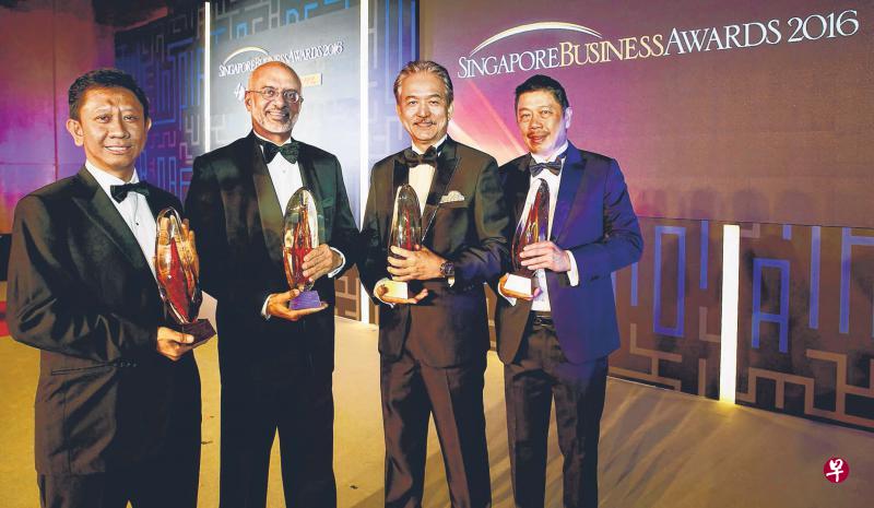 新加坡商业奖得主昨晚捧走奖座,左起为家乐福印度尼西亚主席兼总裁沙菲、星展集团总裁高博德、叶水福集团执行主席叶进国及珍宝餐饮集团总裁黄建铭。(商业时报) 新加坡商业奖得主昨晚捧走奖座,左起为家乐福印度尼西亚主席兼总裁沙菲、星展集团总裁高博德、叶水福集团执行主席叶进国及珍宝餐饮集团总裁黄建铭。(商业时报)