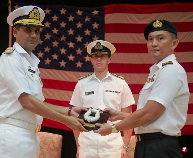 张国健准将(右起)昨天在多国海上联合部队副指挥官威尔沃伦德准将的见证下,从巴基斯坦的伊利亚斯准将手中接过象征第151特遣舰队指挥权的信物。 张国健准将(右起)昨天在多国海上联合部队副指挥官威尔沃伦德准将的见证下,从巴基斯坦的伊利亚斯准将手中接过象征第151特遣舰队指挥权的信物。