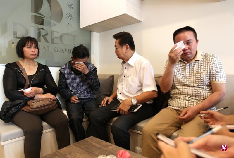 死者父母(左一、二)与舅舅(右一)在与郑海船(右二)谈及死者时,悲伤得不禁落泪。 死者父母(左一、二)与舅舅(右一)在与郑海船(右二)谈及死者时,悲伤得不禁落泪。