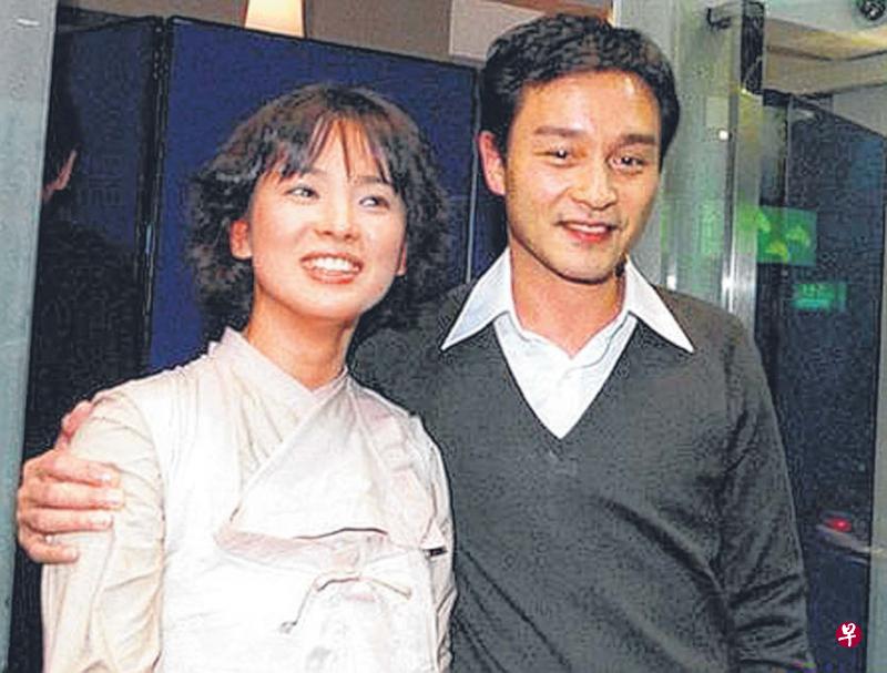 宋慧乔(左)14年前和张国荣合照。 宋慧乔(左)14年前和张国荣合照。