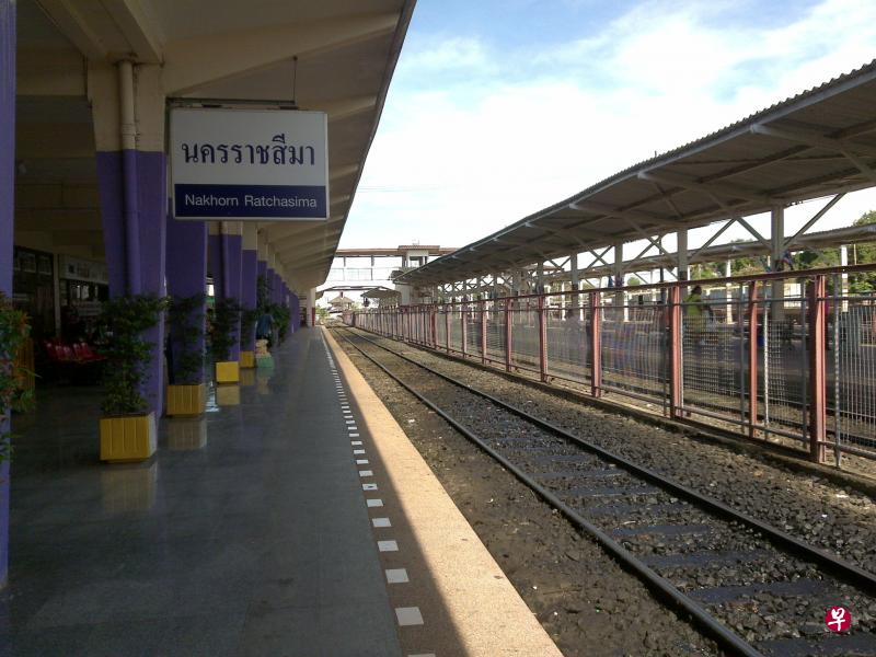 泰方决定自行承担从曼谷至呵叻府(Nakhon Ratchasima)段铁路工程的全部费用。图为呵叻府火车站。(互联网) 泰方决定自行承担从曼谷至呵叻府(Nakhon Ratchasima)段铁路工程的全部费用。图为呵叻府火车站。(互联网)