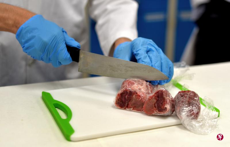 陈教授说最终基本上分辨不出黏胶肉和高档牛肉的差异。但烹煮牛肉时,也不可能察觉出差异。 陈教授说最终基本上分辨不出黏胶肉和高档牛肉的差异。但烹煮牛肉时,也不可能察觉出差异。