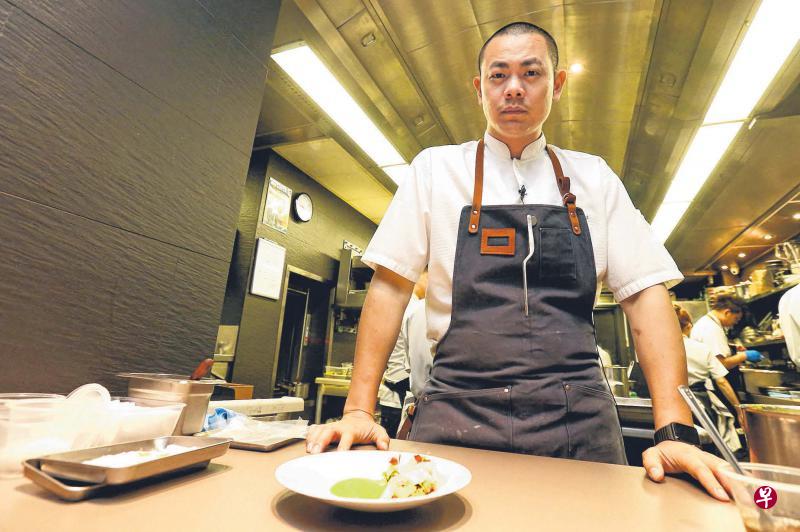 在上个月公布的“亚洲50最佳餐馆”中,江振诚的Restaurant Andre从去年的第五名上到第三名,这家餐馆自2013年至今连续蝉联“新加坡最佳餐馆”。 在上个月公布的“亚洲50最佳餐馆”中,江振诚的Restaurant Andre从去年的第五名上到第三名,这家餐馆自2013年至今连续蝉联“新加坡最佳餐馆”。