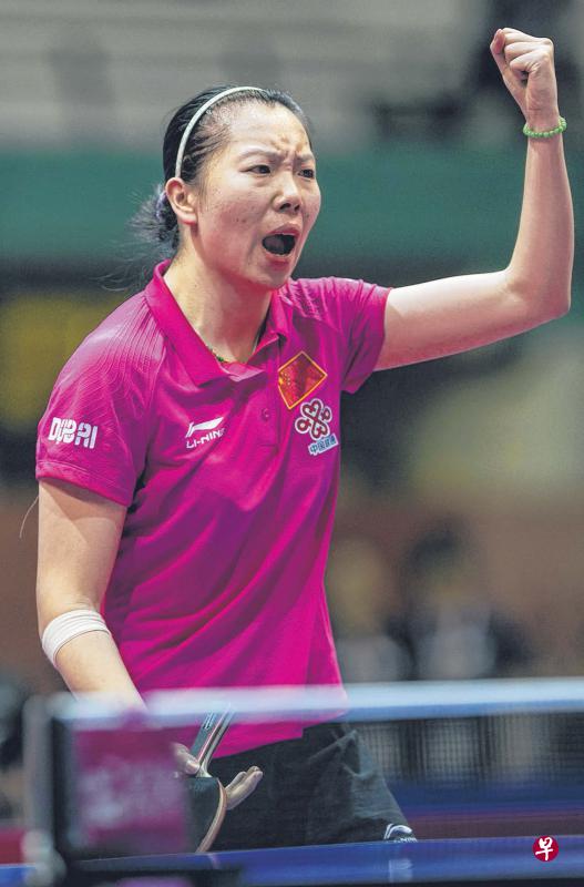 中国女将李晓霞在科威特公开赛上,连胜两名队友刘诗雯和丁宁夺冠。(新华社) 中国女将李晓霞在科威特公开赛上,连胜两名队友刘诗雯和丁宁夺冠。(新华社)