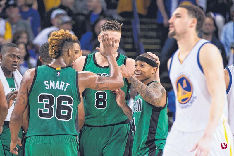 凯尔特人后卫托马斯(右二)与队友斯马特(36号)击掌庆祝胜利。(今日美国) 凯尔特人后卫托马斯(右二)与队友斯马特(36号)击掌庆祝胜利。(今日美国)