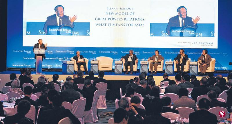 昨天在香格里拉酒店举行的“新加坡论坛”上,中国外交部原部长李肇星发言时称,美国在韩国部署萨德导弹系统是在“中国背后捅刀子”。(新华社) 昨天在香格里拉酒店举行的“新加坡论坛”上,中国外交部原部长李肇星发言时称,美国在韩国部署萨德导弹系统是在“中国背后捅刀子”。(新华社)