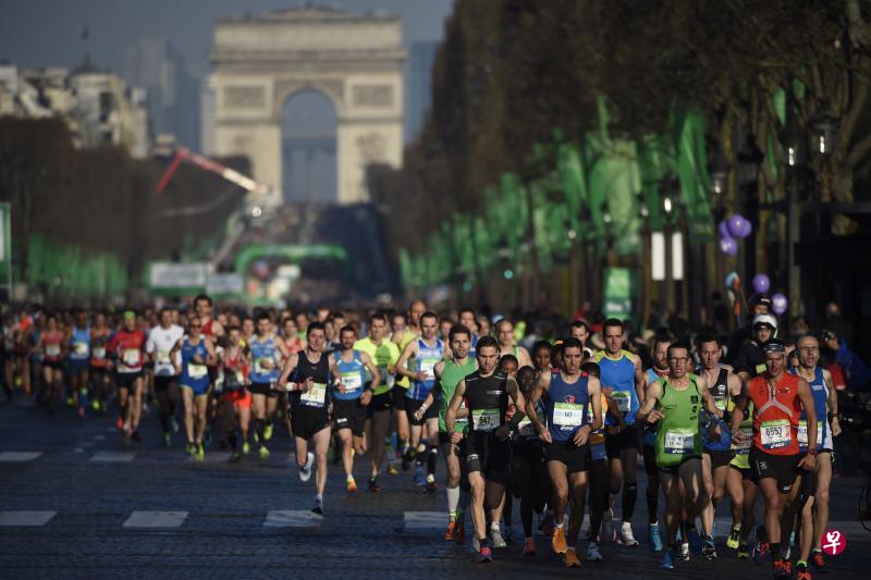 尽管受到恐怖袭击阴影笼罩,仍有超过5万人参加了今年的巴黎马拉松赛。(法新社) 尽管受到恐怖袭击阴影笼罩,仍有超过5万人参加了今年的巴黎马拉松赛。(法新社)