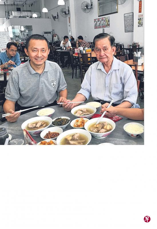 每次父亲来新加坡,罗斌(左一)都会带他去吃传统的南洋美食肉骨茶,那是父亲在中国经常思念的味道。 每次父亲来新加坡,罗斌(左一)都会带他去吃传统的南洋美食肉骨茶,那是父亲在中国经常思念的味道。