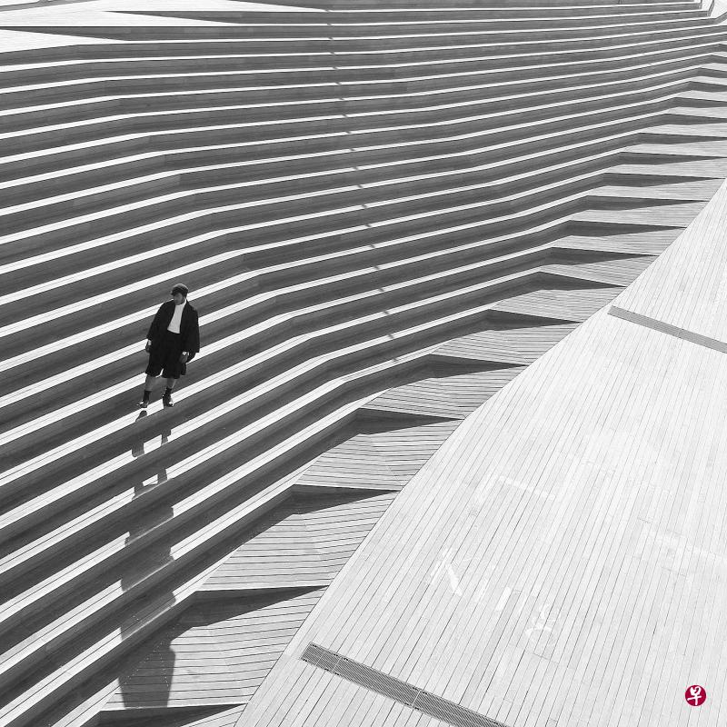 不像建筑,不像码头,也不像桥,倒有点像停靠在港口的太空船。 不像建筑,不像码头,也不像桥,倒有点像停靠在港口的太空船。