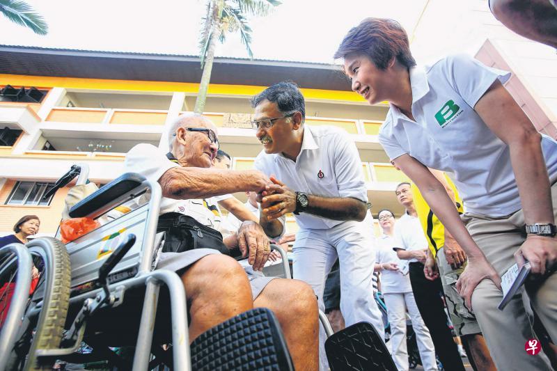 人民行动党准候选人穆仁理(右二)和西南区市长刘燕玲(右一)昨天走访武吉巴督时与居民交流。(蔡婉婷摄) 人民行动党准候选人穆仁理(右二)和西南区市长刘燕玲(右一)昨天走访武吉巴督时与居民交流。(蔡婉婷摄)