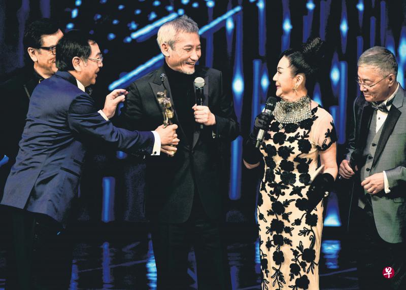 徐克(右三)凭借《智取威虎山》成为第四位摘下三座金像奖最佳导演的名导。 徐克(右三)凭借《智取威虎山》成为第四位摘下三座金像奖最佳导演的名导。