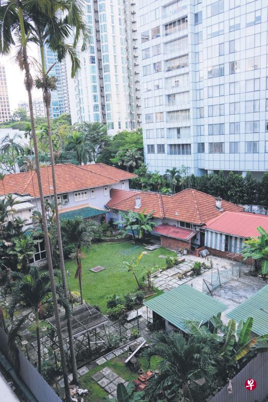 位于第10邮区乌节路附近的这栋老洋房“躲”在高楼大厦间,路人匆匆经过很少会注意到。该地段属永久地契,昨天以竞标形式推出市场出售,总要价介于1亿6000万元至1亿7000万元。(曾坤顺摄) 位于第10邮区乌节路附近的这栋老洋房“躲”在高楼大厦间,路人匆匆经过很少会注意到。该地段属永久地契,昨天以竞标形式推出市场出售,总要价介于1亿6000万元至1亿7000万元。(曾坤顺摄)