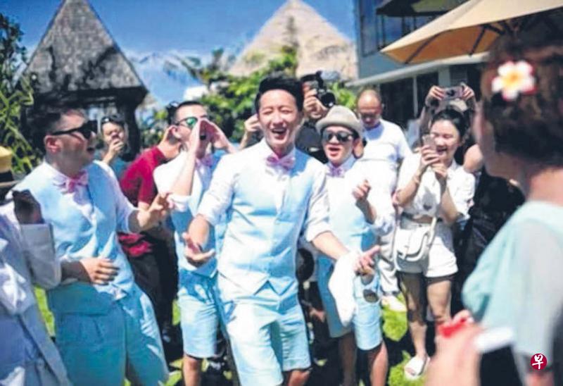 ←韩庚(中)是包贝尔婚礼伴郎之一。(网络图) ←韩庚(中)是包贝尔婚礼伴郎之一。(网络图)