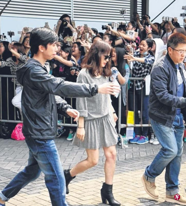 ↑宋慧乔与宋仲基(右图)相继步出机场。(苹果日报图) ↑宋慧乔与宋仲基(右图)相继步出机场。(苹果日报图)