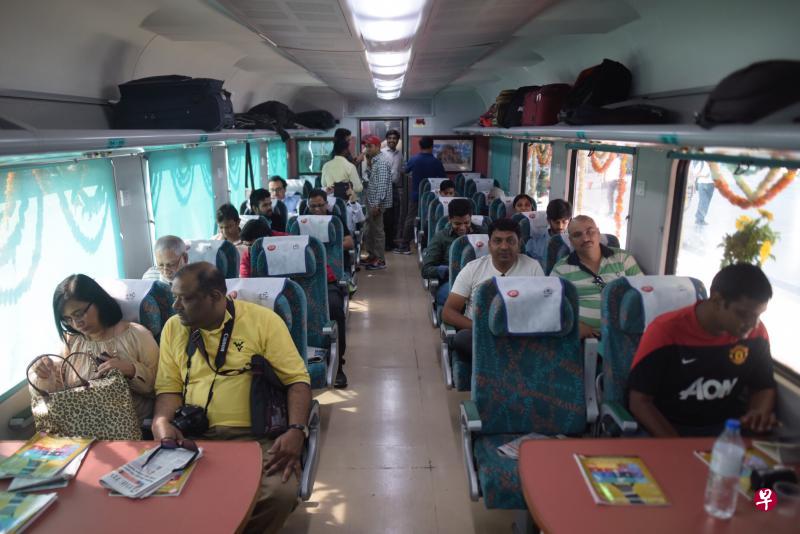 印度首列半高速列车的乘客在新德里火车站登车准备出发。(新华社) 印度首列半高速列车的乘客在新德里火车站登车准备出发。(新华社)