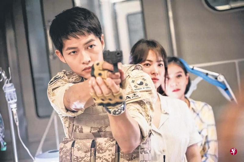 《太阳的后裔》中的刘时镇大尉颜值高、正直却带有痞气、身手敏捷,近期把海内外女性观众得团团转。 《太阳的后裔》中的刘时镇大尉颜值高、正直却带有痞气、身手敏捷,近期把海内外女性观众得团团转。