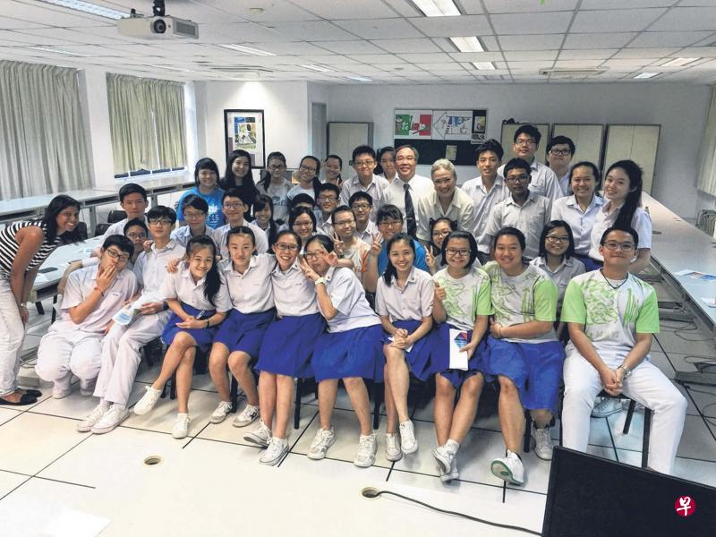 华义学生与前来分享奋斗经历的学长们合影留念。 华义学生与前来分享奋斗经历的学长们合影留念。