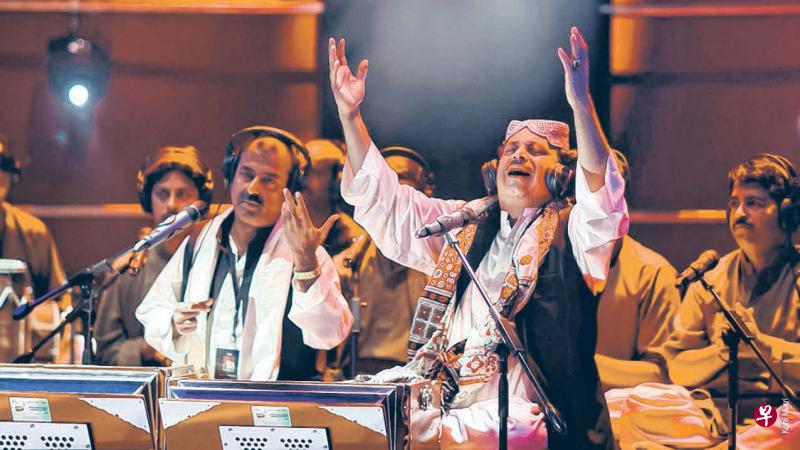 →巴基斯坦的法利阿亚兹(右)与阿布莫罕默德,投注一生演绎卡瓦利音乐。 →巴基斯坦的法利阿亚兹(右)与阿布莫罕默德,投注一生演绎卡瓦利音乐。