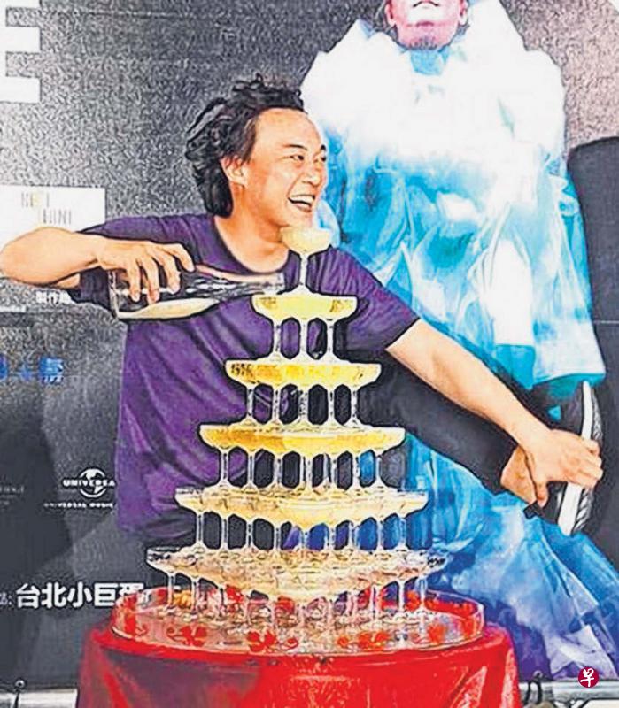 陈奕迅完成台北小巨蛋演唱会,在庆功宴上表情多多。 陈奕迅完成台北小巨蛋演唱会,在庆功宴上表情多多。