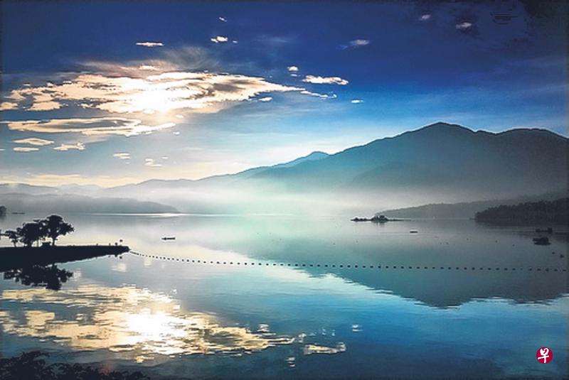 日月潭是台湾最大的淡水湖,面积约793公顷的湖面被拉鲁岛一分为二,北部形状像太阳,南部则像月,因而得名。(图片由曾兄弟旅行社提供) 日月潭是台湾最大的淡水湖,面积约793公顷的湖面被拉鲁岛一分为二,北部形状像太阳,南部则像月,因而得名。(图片由曾兄弟旅行社提供)
