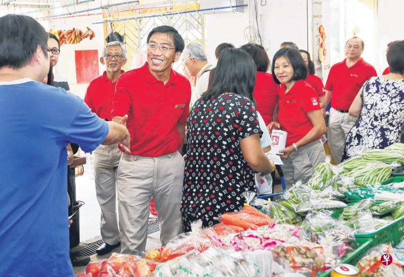 徐顺全积极走访武吉巴督区,他表示若当选将把该区打造成一个居民有归属感,且互相关爱的社区。(档案照片) 徐顺全积极走访武吉巴督区,他表示若当选将把该区打造成一个居民有归属感,且互相关爱的社区。(档案照片)