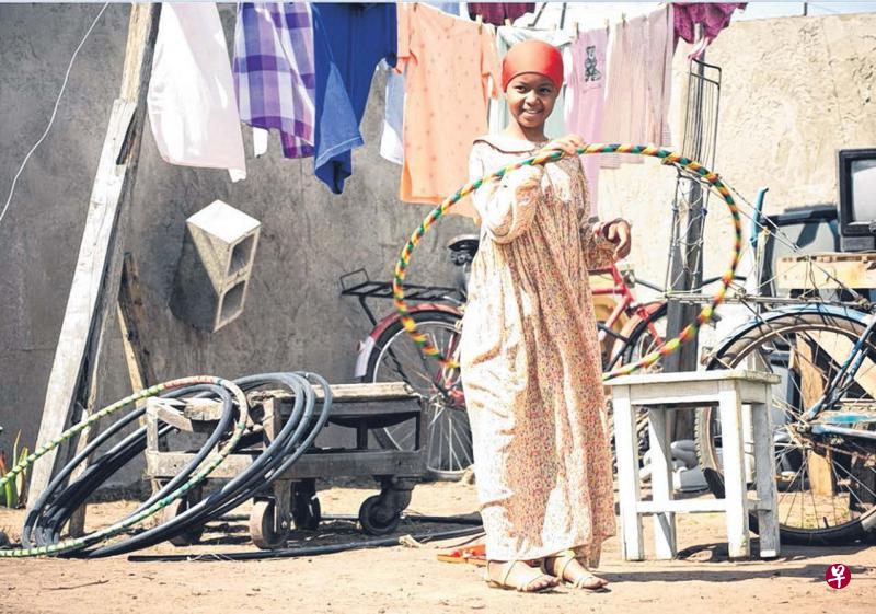 没人会想到突击恐怖分子行动的关键是一个无辜的小女孩。(《天眼行动》剧照) 没人会想到突击恐怖分子行动的关键是一个无辜的小女孩。(《天眼行动》剧照)