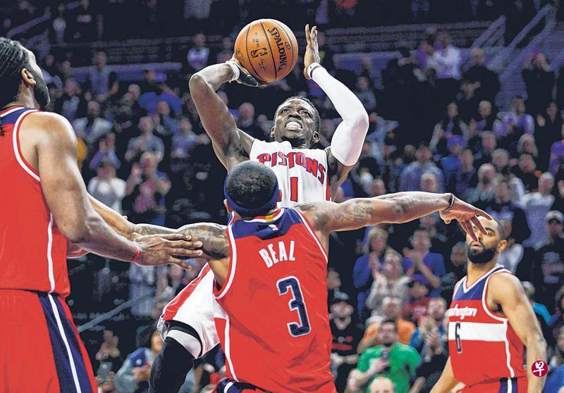 ▲活塞后卫杰克逊(1号)在巫师后卫比尔(3号)的钉防下,艰难出手得分。(今日美国) ▲活塞后卫杰克逊(1号)在巫师后卫比尔(3号)的钉防下,艰难出手得分。(今日美国)