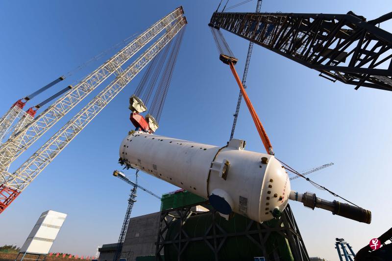 3月20日,全球首座高温气冷堆示范工程压力容器在中国华能山东石岛湾核电厂吊装成功。据中国媒体报道,该厂也是世界上第一座具有第四代核能系统安全特性的高温气冷堆商用规模示范电站。图为反应堆压力容器在吊装中。(新华社) 3月20日,全球首座高温气冷堆示范工程压力容器在中国华能山东石岛湾核电厂吊装成功。据中国媒体报道,该厂也是世界上第一座具有第四代核能系统安全特性的高温气冷堆商用规模示范电站。图为反应堆压力容器在吊装中。(新华社)