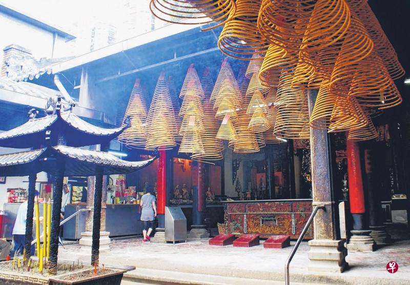 香火鼎盛的后殿。 香火鼎盛的后殿。